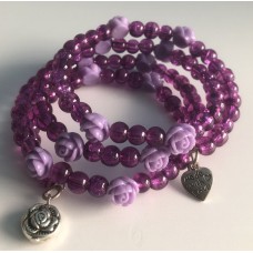 Spiraal armband  paars met glaskralen en lila roosjes